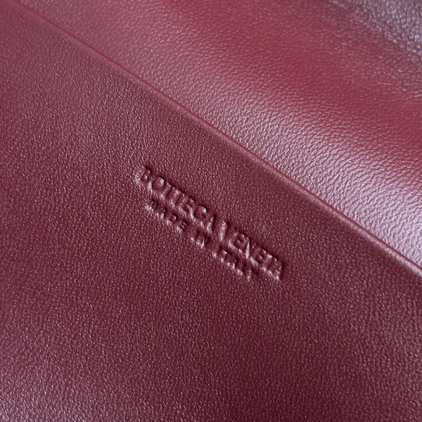 Bo*te*ga ve*ne*ta vanity case crossbody bag