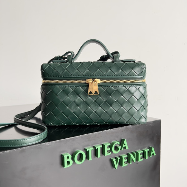 Bo*te*ga ve*ne*ta vanity case crossbody bag