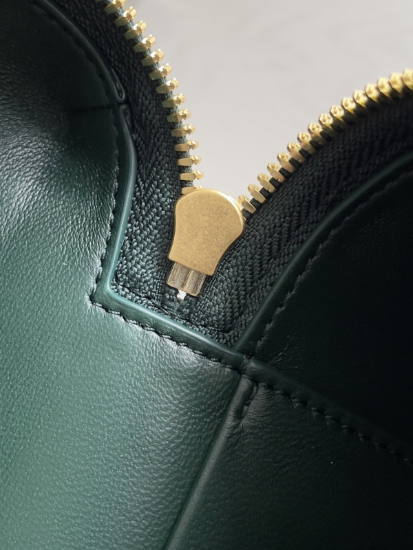 Bo*te*ga ve*ne*ta vanity case crossbody bag