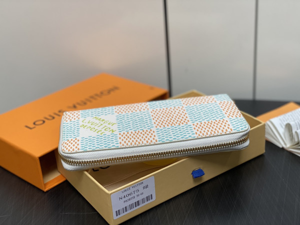 l**is V*t*n zippy wallet-10*20*2 cm