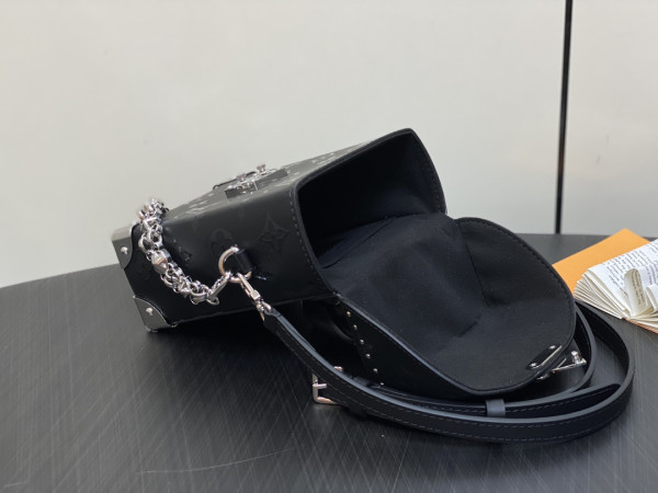 l**is V*t*n camera box monogram canvas