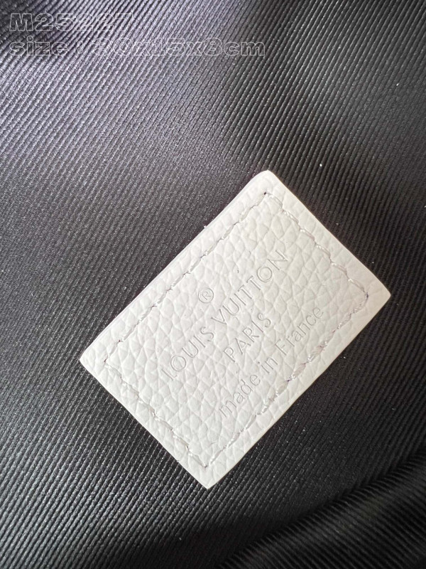 l**is V*t*n rush bumbag-30*15*8cm