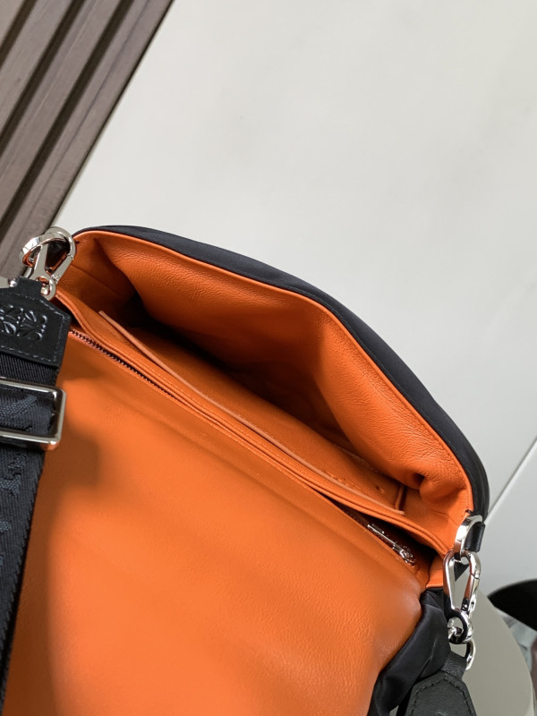 LOEWE Goya Puffer leather shoulder bag-23*17*9CM