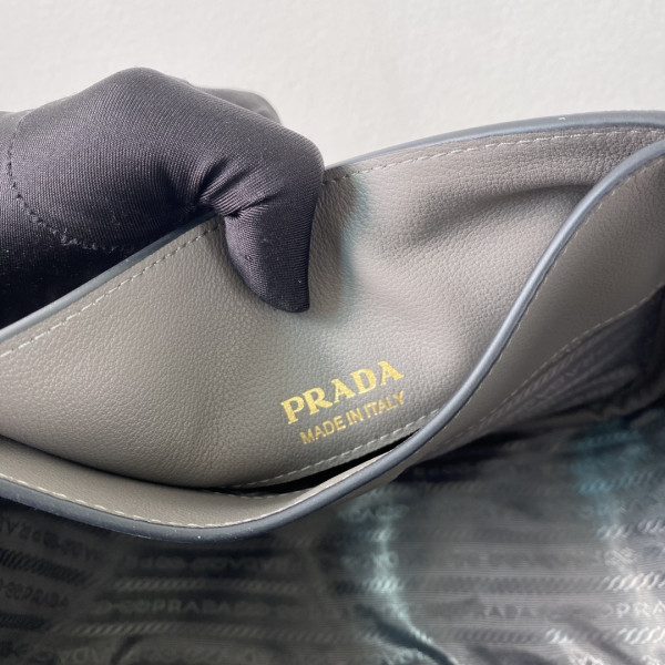 Pra*a medium leather handbag-25*18.5*12.5cm