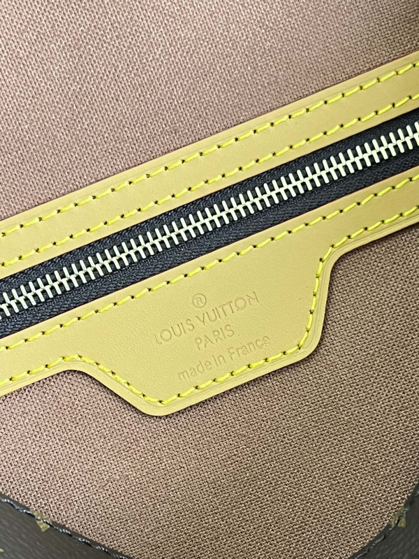 l**is V*t*n looping bag-24x21x9cm