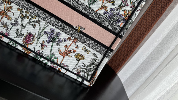 medium D*or book tote-36*18*28cm