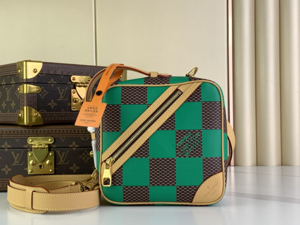 l**is V*t*n chess messenger-24*24*8cm