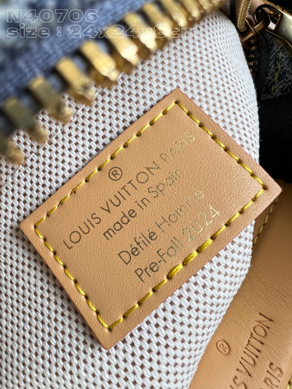 l**is V*t*n chess messenger-24*24*8cm