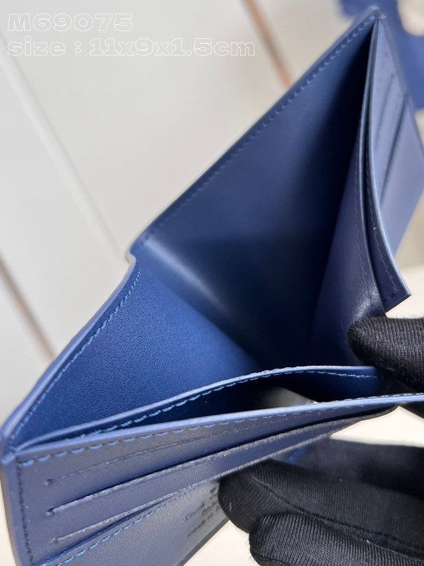 l**is V*t*n slender wallet-11*8.5*2cm