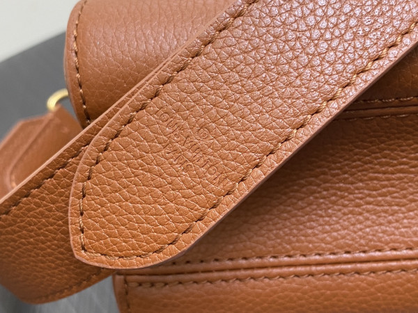 l**is V*t*n soft twist-27*19*9cm