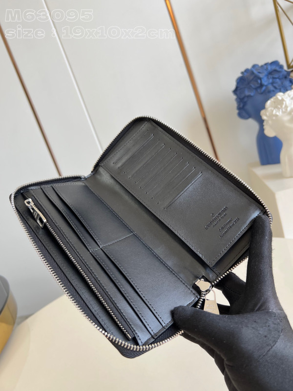 l**is V*t*n zippy wallet-10*20*2 cm