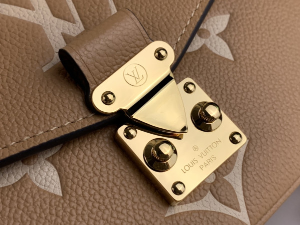 l**is V*t*n pochette metis east west