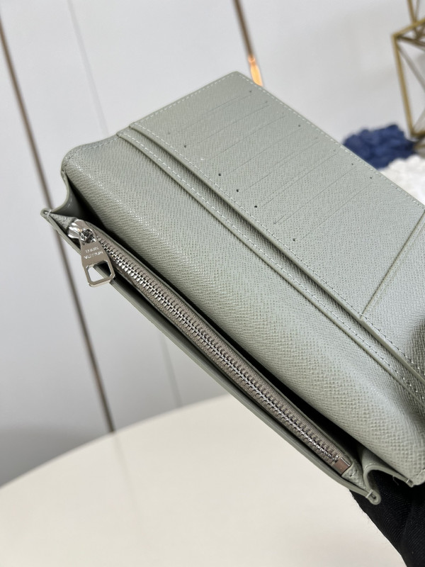 l**is V*t*n brazza wallet-10*19*2cm