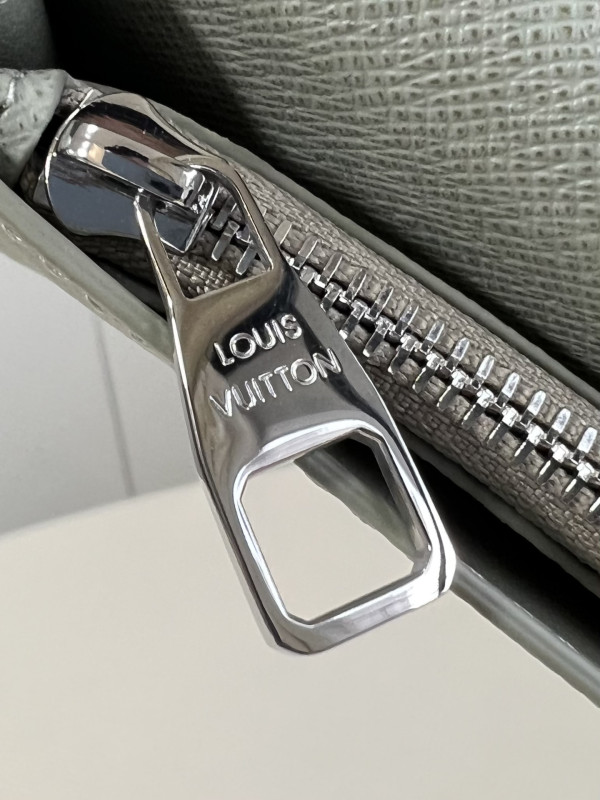 l**is V*t*n brazza wallet-10*19*2cm