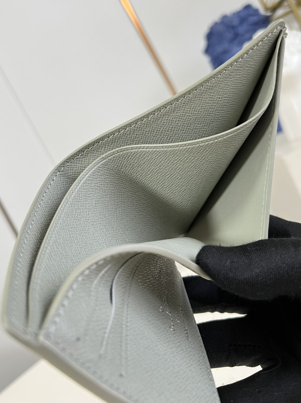 l**is V*t*n multiple wallet-11.5*9*1.5cm