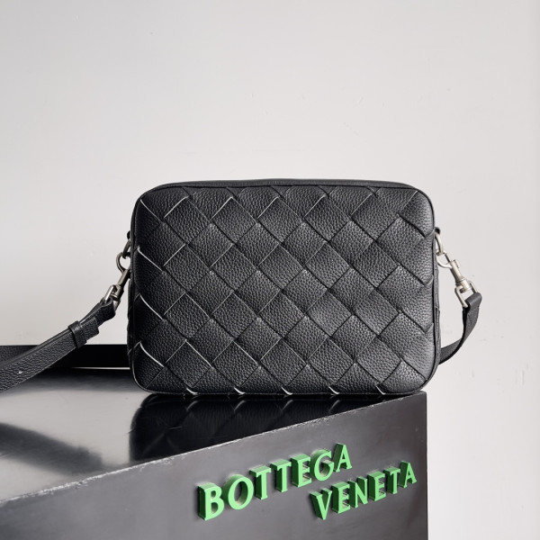 Bo*te*ga ve*ne*ta medium intrecciato camera bag