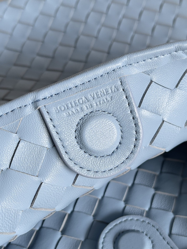 Bo*te*ga ve*ne*ta medium sardine