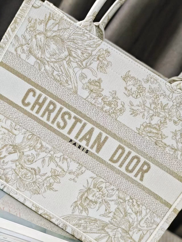 medium D*or book tote-36.5x27.5x16.5cm