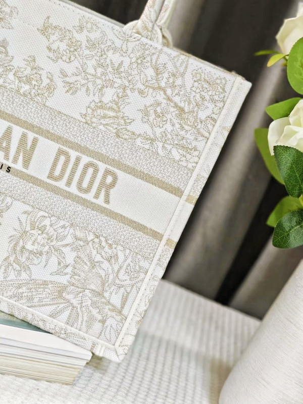 medium D*or book tote-36.5x27.5x16.5cm