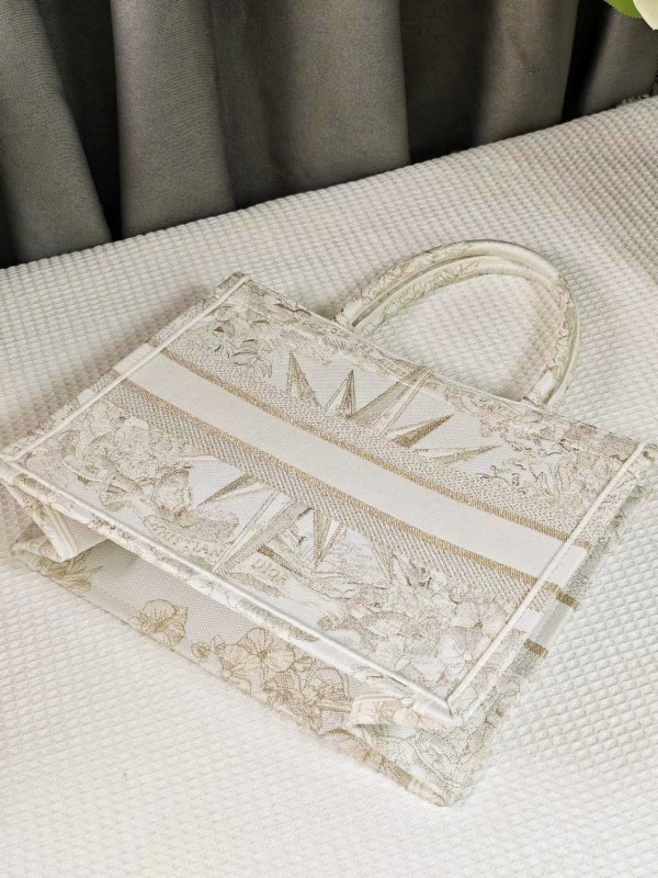 medium D*or book tote-36.5x27.5x16.5cm