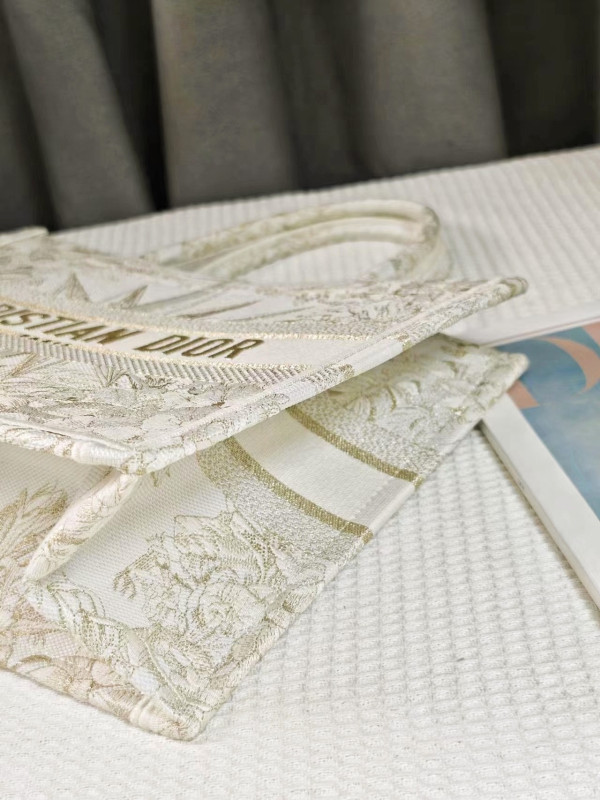 medium D*or book tote-36.5x27.5x16.5cm