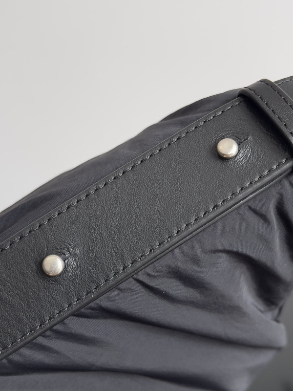 Bo*te*ga ve*ne*ta large crossroad hobo