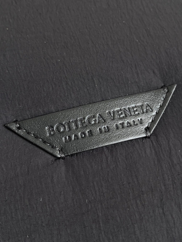 Bo*te*ga ve*ne*ta large crossroad hobo