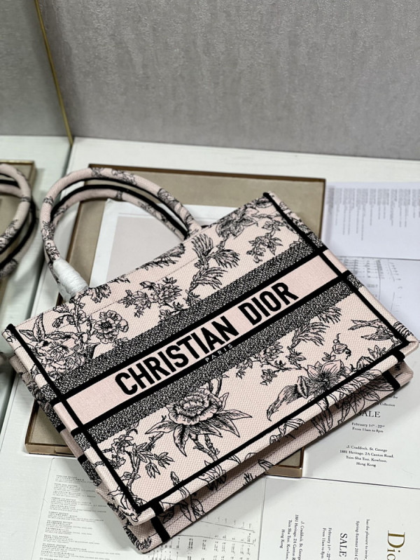 medium D*or book tote